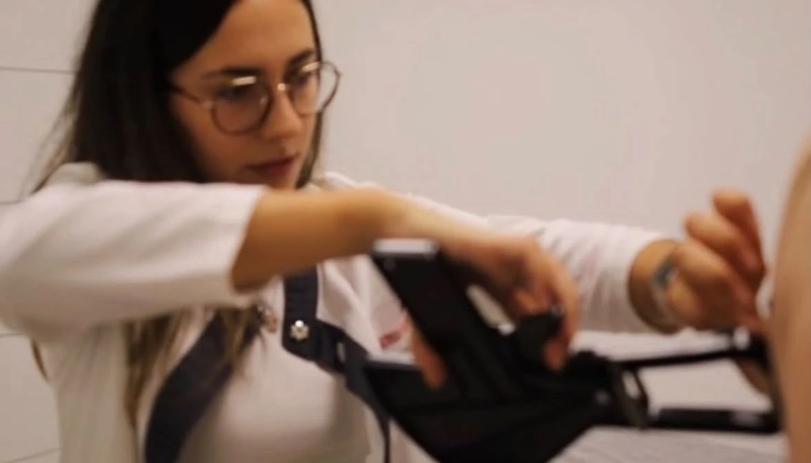 Marta Costa realizando una medición antropométrica