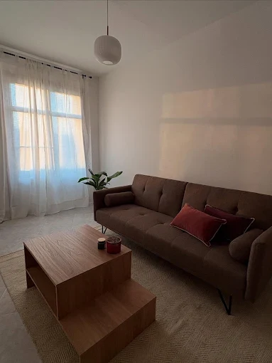 Sofá y mesa de la sala de espera