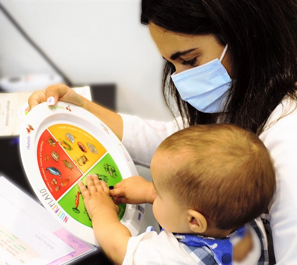 Marta trabajando la educación alimentaria con un niño
