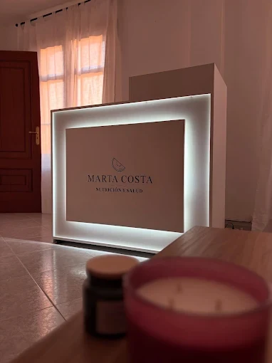 Mostrador iluminado con el logotipo de Marta Costa